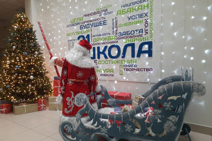 В столице Хакасии яркими красками заиграло новогоднее украшение 
